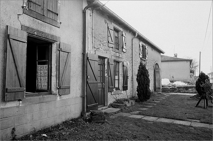Ferme, élévation antérieure, ensemble trois quarts gauche.