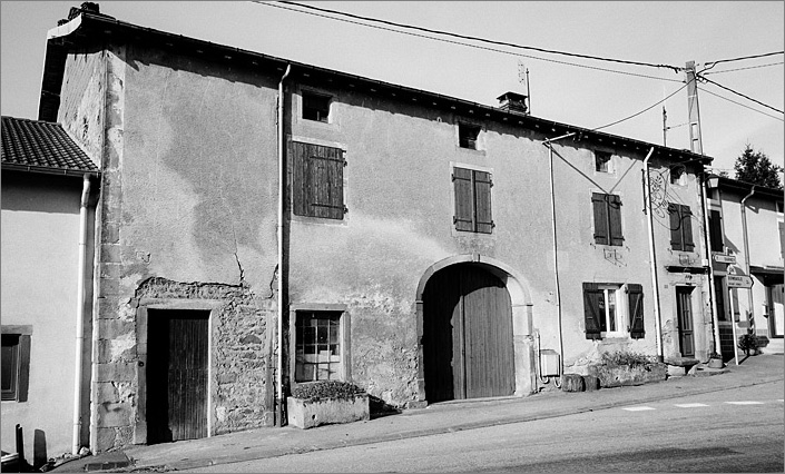 Ferme, élévation antérieure, ensemble trois quarts gauche.
