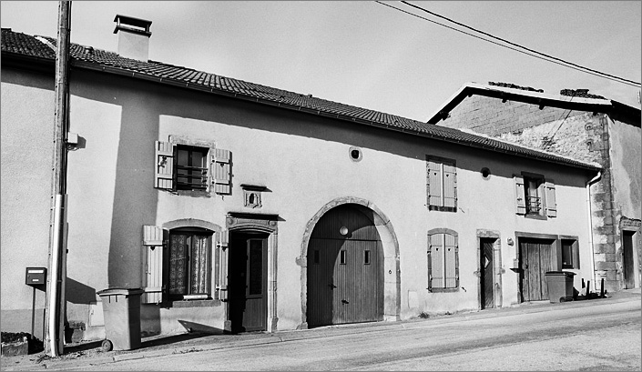 Ferme, élévation antérieure, ensemble trois quarts gauche.