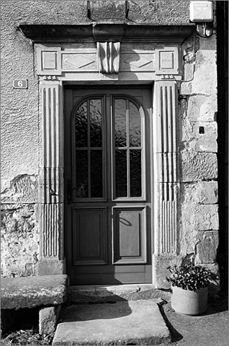Ferme, élévation antérieure, porte piétonne et linteau daté 1825, ensemble.