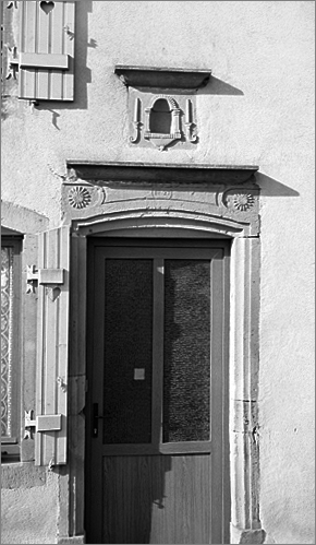 Ferme, élévation antérieure, porte piétonne, niche et linteau daté 1827, ensemble.