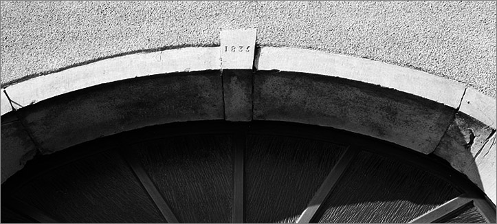 Ferme, élévation antérieure, agrafe de la porte charretière datée 1835, ensemble.