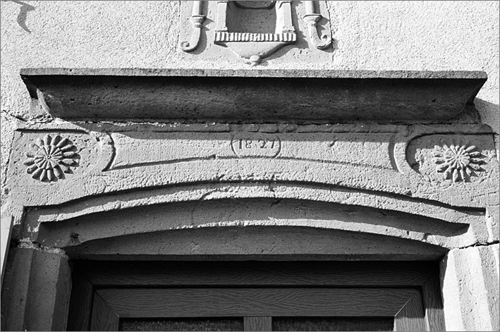 Ferme, élévation antérieure, porte piétonne détail du linteau daté 1827, ensemble.