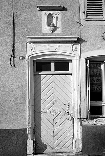 Ferme, élévation antérieure, porte piétonne, niche, linteau daté 1818, ensemble face.