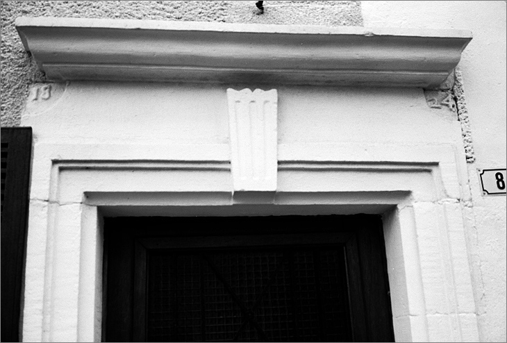 Maison, élévation antérieure, linteau de la porte piétonne daté 1824, ensemble face.