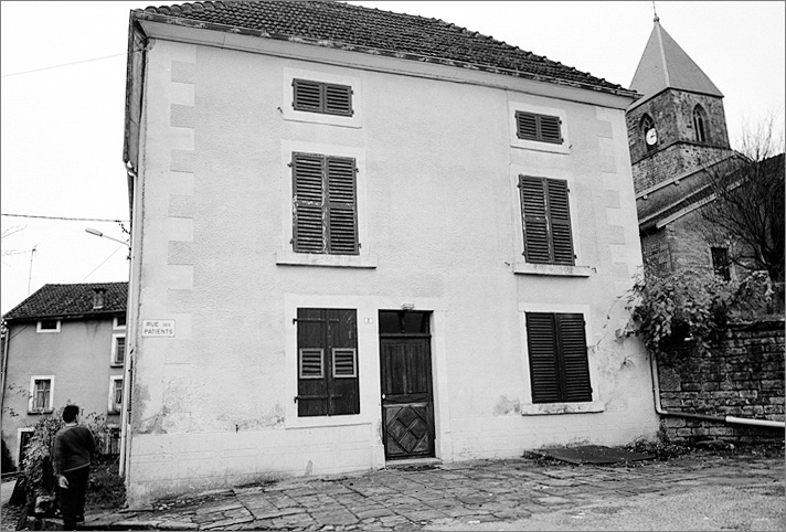 Maison, élévation antérieure, ensemble trois quarts gauche.