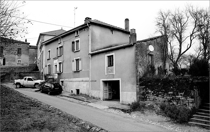 Maison, élévation antérieure, ensemble trois quarts droit.