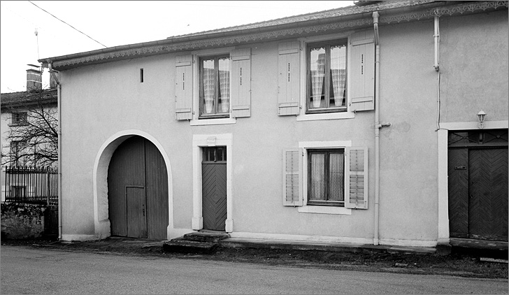 Ferme, élévation antérieure, partie logis, ensemble trois quarts droit.