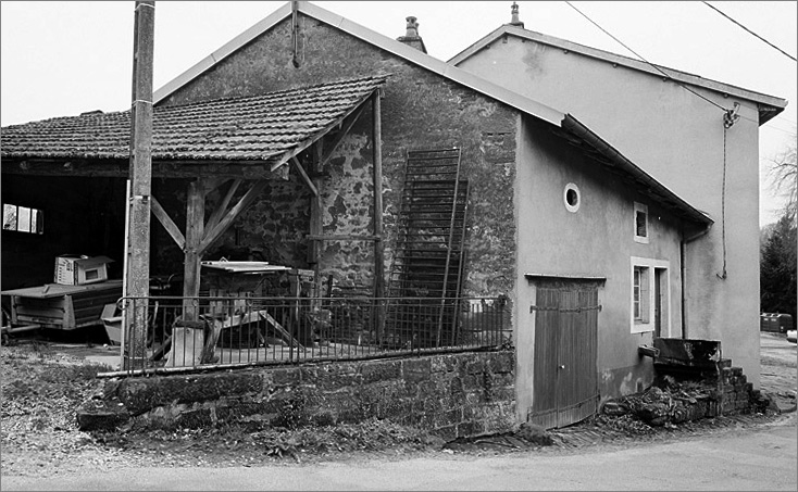 Maison de manouvrier, élévation antérieure, ensemble trois quarts gauche.