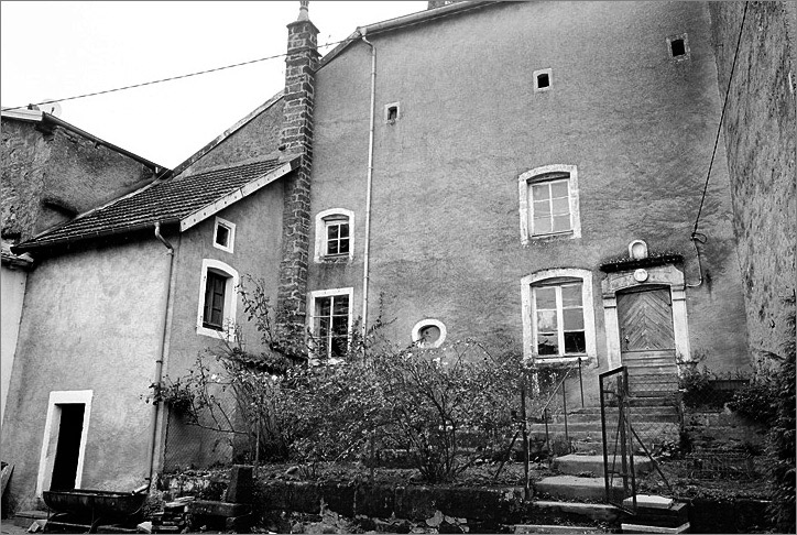 Maison, élévation antérieure, ensemble trois quarts droit.