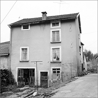 Maison, élévation antérieure, ensemble trois quarts droit.