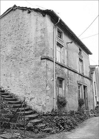 Maison, élévation antérieure, ensemble trois quarts gauche.