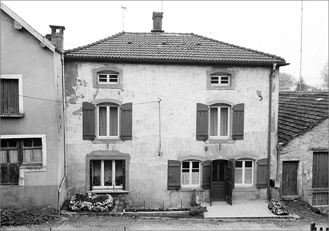 Maison, élévation antérieure, ensemble face.