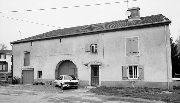 Ferme, élévation antérieure, ensemble trois quarts droit.