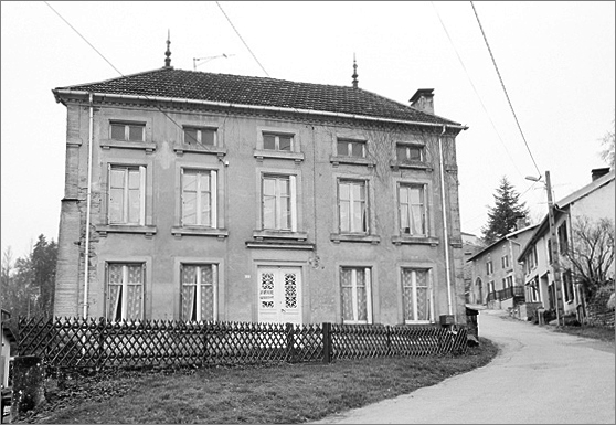 Maison, élévation antérieure, ensemble trois quarts gauche.