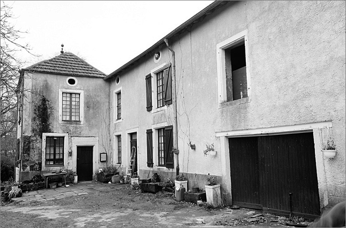 Ferme, élévation antérieure, ensemble trois quarts droit.