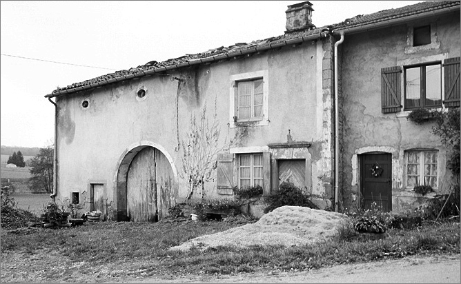 Ferme, élévation antérieure, ensemble trois quarts droit.