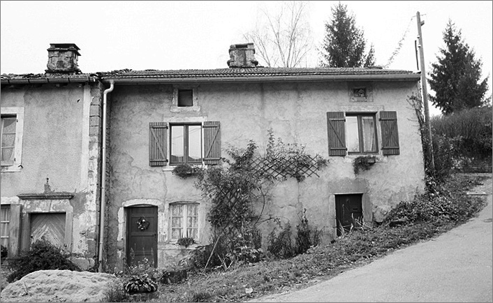 Maison, élévation antérieure, ensemble face.