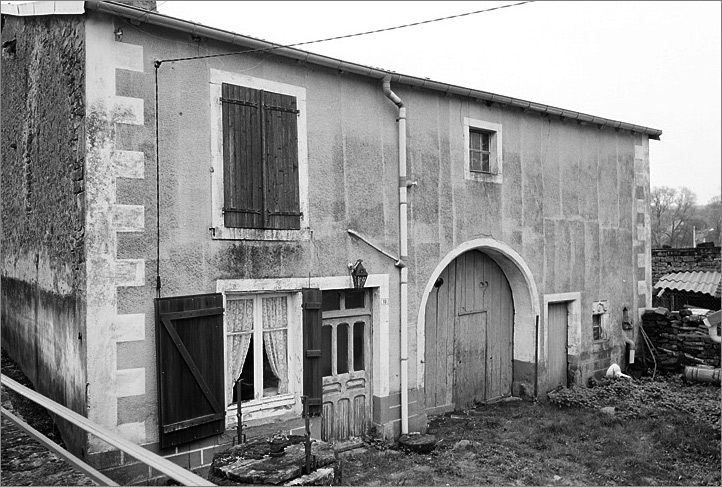 Ferme, élévation antérieure, ensemble trois quarts gauche.