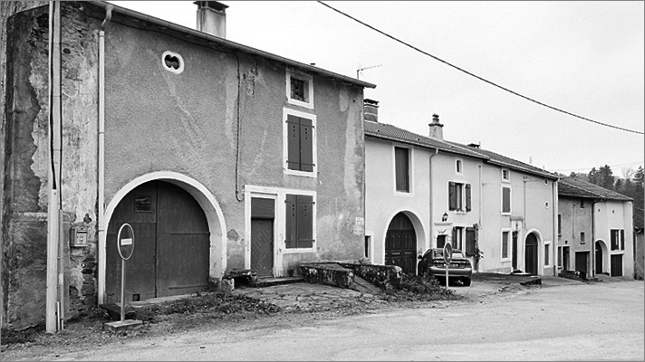 Vue de la rue de Monthureux depuis le haut la rue.