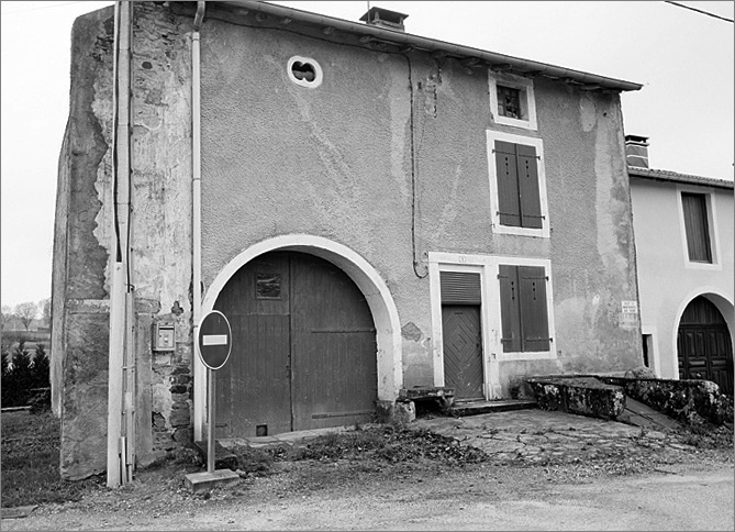 Ferme, élévation antérieure, ensemble trois quarts gauche.