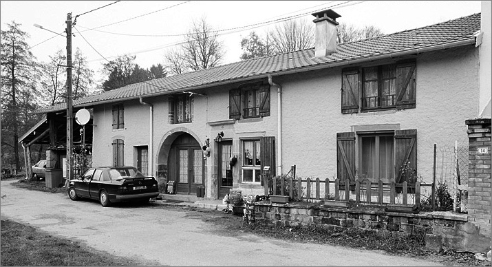 Ferme, élévation antérieure, ensemble trois quarts droit.