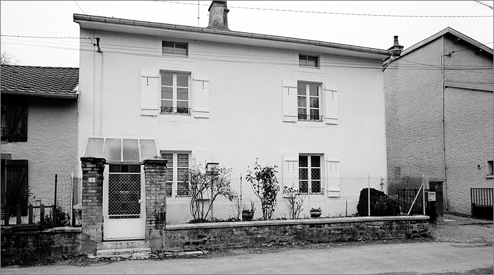 Maison, élévation antérieure, ensemble trois quarts gauche.