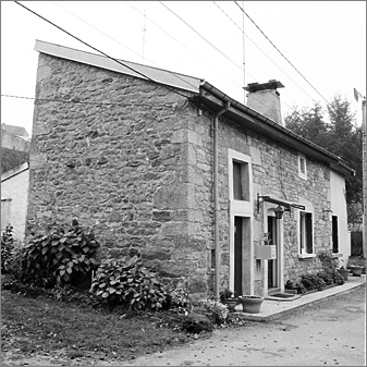 Maison de manouvrier, élévation antérieure, ensemble trois quarts gauche.
