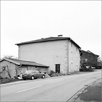 Maison, élévation antérieure, ensemble trois quarts gauche.