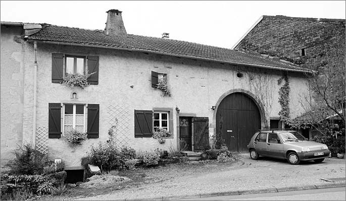 Ferme, élévation antérieure, ensemble trois quarts gauche.