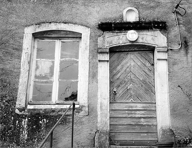 Maison, élévation antérieure, porte piétonne et fenêtre, ensemble face.