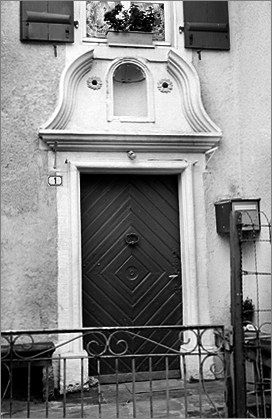 Ferme, élévation antérieure, porte piétonne et niche, ensemble face.
