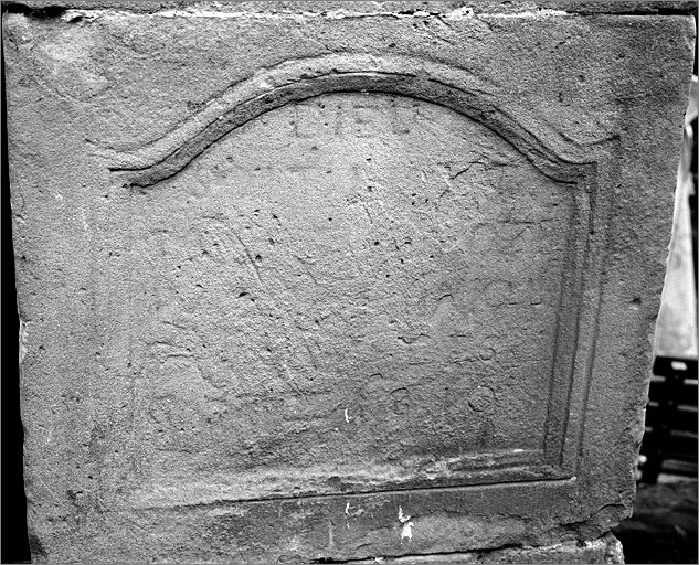 Ferme, élévation antérieure, pierre de fondation datée 1810, ensemble face.