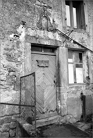 Ferme, élévation antérieure, porte piétonne et niche, ensemble trois quarts gauche.