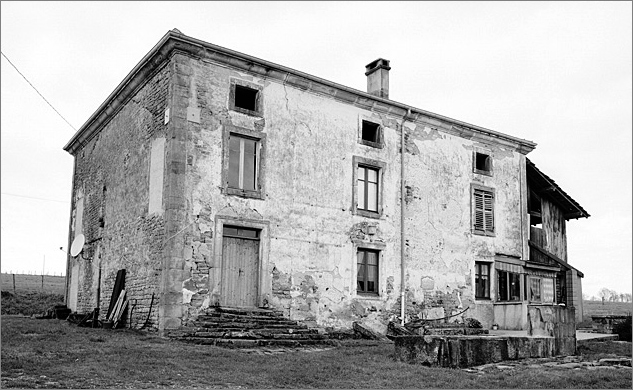 Maison, élévation antérieure, ensemble trois quarts gauche.