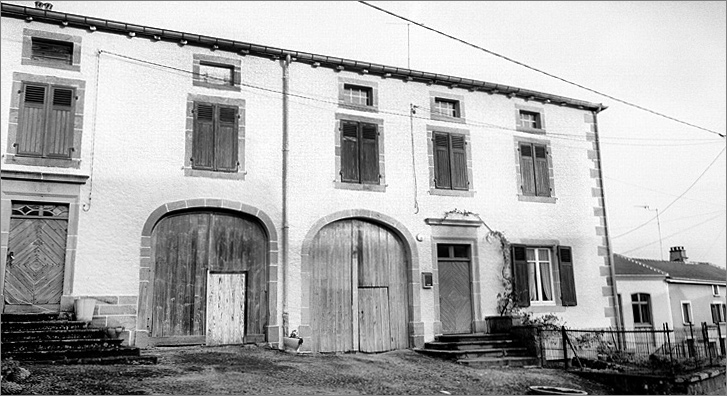 Ferme, élévation antérieure, ensemble trois quarts gauche.