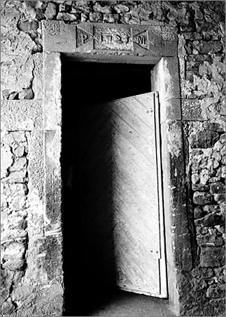 Ferme, intérieure du charri, mur de gauche, porte piétonne du logis, linteau daté 1725, ensemble trois quarts gauche.
