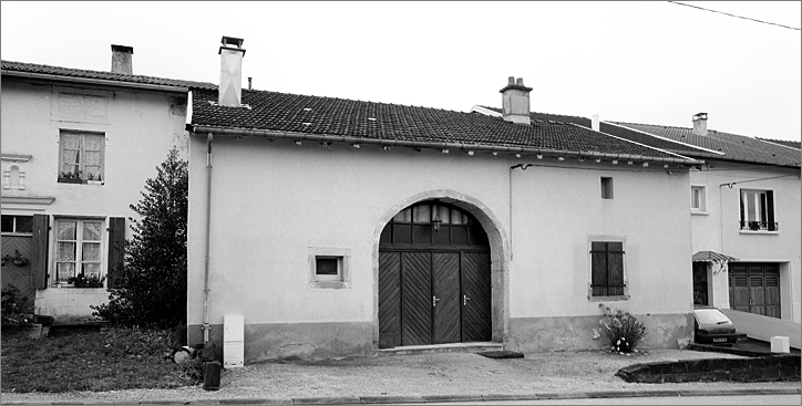 Ferme, élévation antérieure, ensemble trois quarts gauche.
