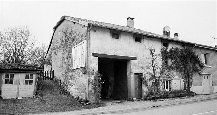 Ferme, élévation antérieure, ensemble trois quarts gauche.