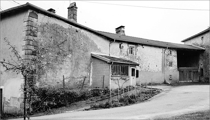 Maison, élévation antérieure, ensemble trois quarts gauche.