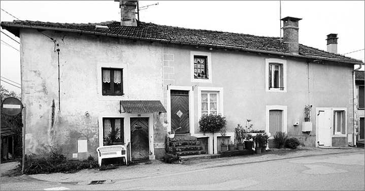 Maison de manouvrier, élévation antérieure, ensemble trois quarts gauche.