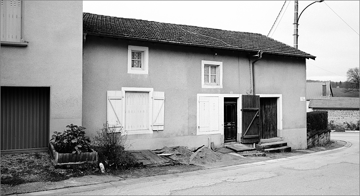 Maison de manouvrier, élévation antérieure, ensemble trois quarts gauche.
