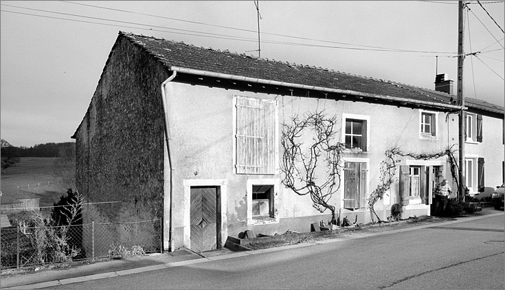 Maison de manouvrier, élévation antérieure, ensemble trois quarts gauche.