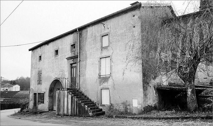 Façade antérieure, ensemble trois quarts droit.