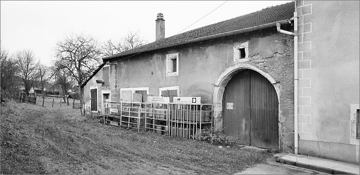 Ferme, élévation antérieure, ensemble trois quarts droit.