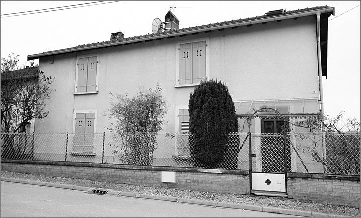 Maison, élévation antérieure, ensemble trois quarts droit.