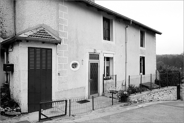 Maison, élévation antérieure, ensemble trois quarts gauche.
