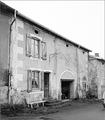 Ferme, élévation antérieure, ensemble trois quarts gauche.
