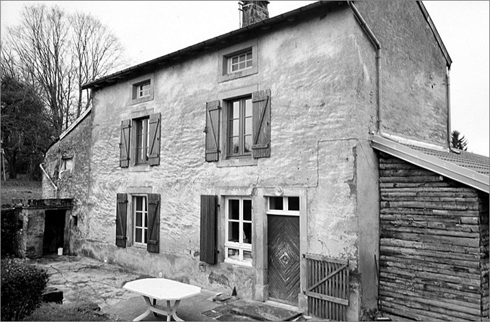 Maison, élévation antérieure, ensemble trois quarts droit.