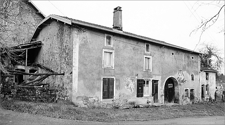 Ferme, élévation antérieure, ensemble trois quarts gauche.